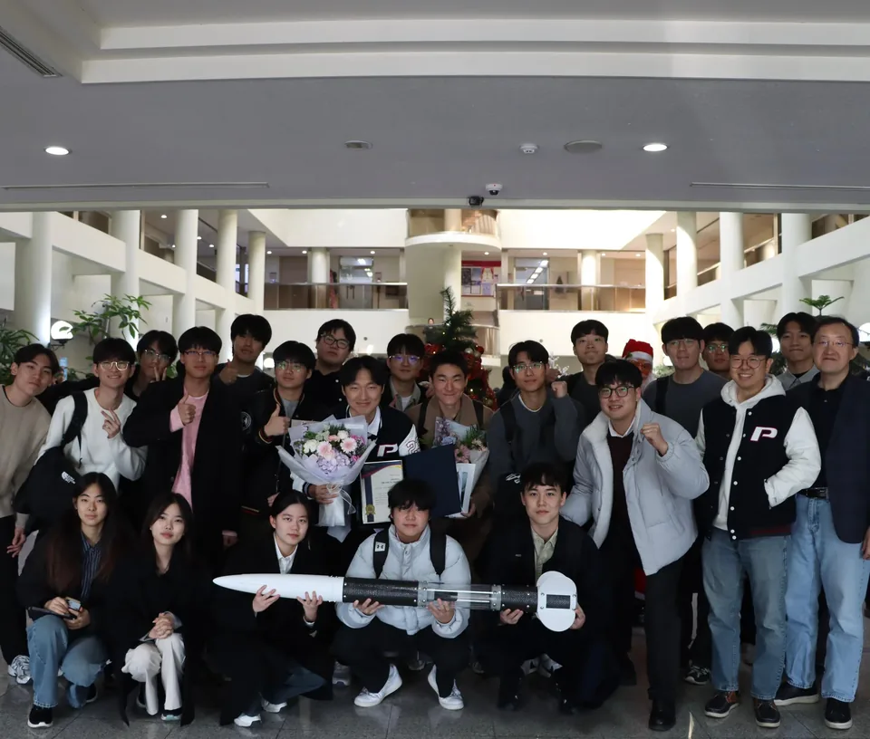 PSI members in a commemorative group photograph after the POSTECH award.