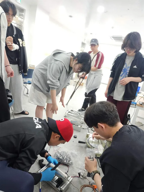 Members assembling and inspecting the test apparatus.